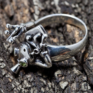 Green Eye Frog Sterling Silver Ring, frog profile on bark