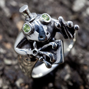 Green Eye Frog Sterling Silver Ring, frog front on bark
