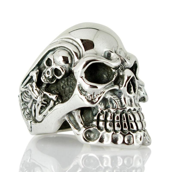 Серебряное байкерское кольцо с гигантским черепом
