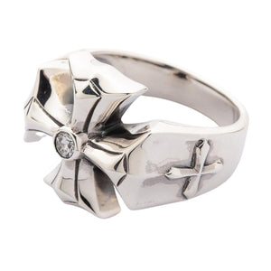 Bague en argent et croix en cristal gothique, croix et épaule opposée