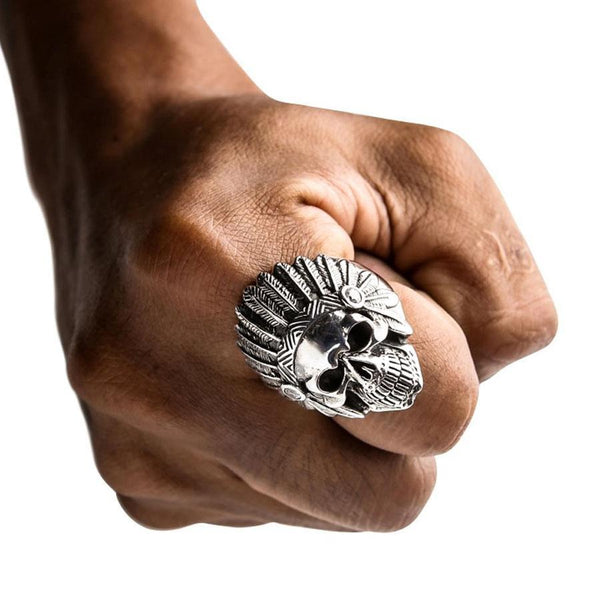 Кольцо с бриллиантом в виде индийского байкерского черепа