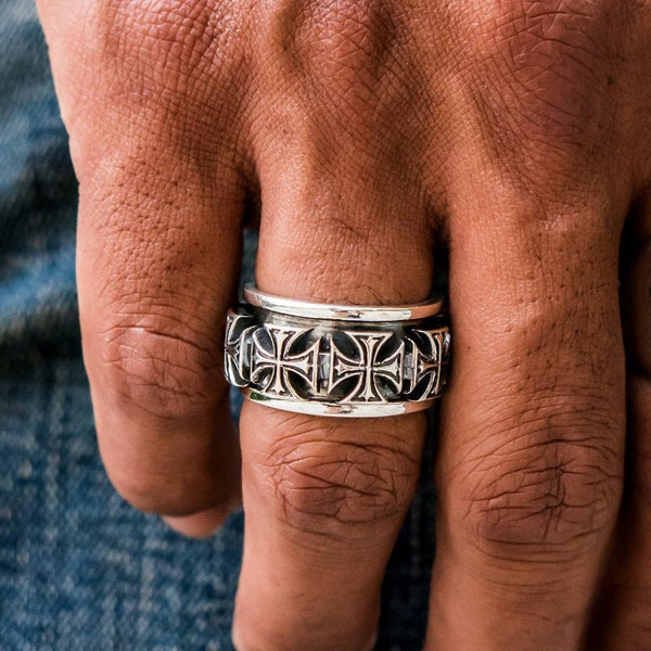 Anéis giratórios em cruz de ferro em prata esterlina
