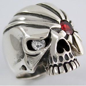 Серебряное кольцо с пиратским черепом