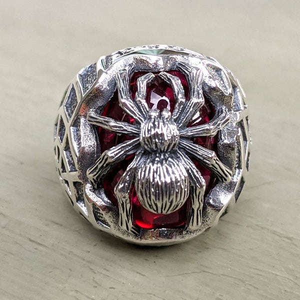 Кольцо с пауком из красного камня