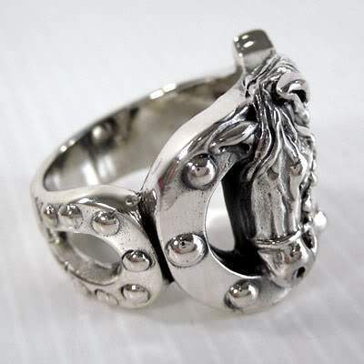 Серебряное кольцо с лошадью в форме подковы