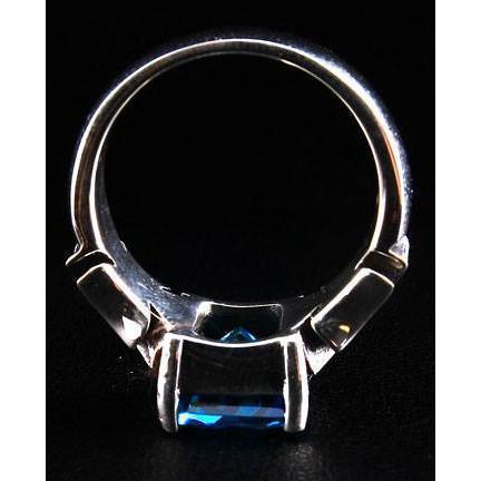 Серебряное мужское кольцо с сапфировым крестом