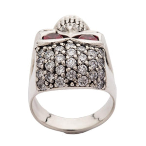 Anello con teschio scintillante e scintillante di cristallo