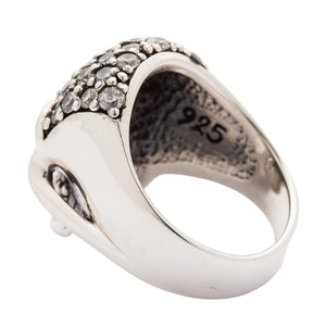 Anello con teschio scintillante e scintillante di cristallo