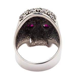 Anello con teschio scintillante e scintillante di cristallo