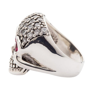 Anello con teschio scintillante e scintillante di cristallo