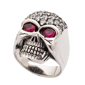 Anello con teschio scintillante e scintillante di cristallo