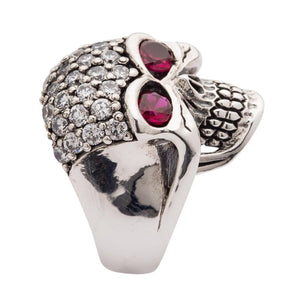 Anello con teschio scintillante e scintillante di cristallo