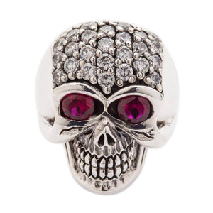 Anello con teschio scintillante e scintillante di cristallo